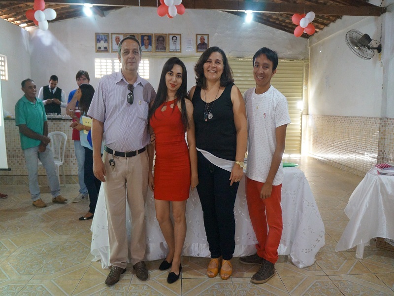Prof. Sidnei Tavares e profa. Fabiana Oliveira, acompanhados de estudantes do curso de Agroindústria.