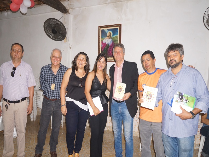 Prof. Sidnei Tavares e profa. Fabiana Oliveira, acompanhados do prefeito de N. Sra. da Glória, Francisco Carlos Nogueira Nascimento e de outras autoridades. 