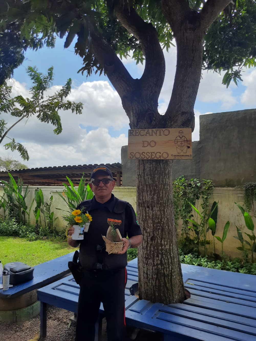 Segurança Osvaldo dos Santos Souza, debaixo da sombra da primeira árvore do Campus - uma frondosa mangueira.