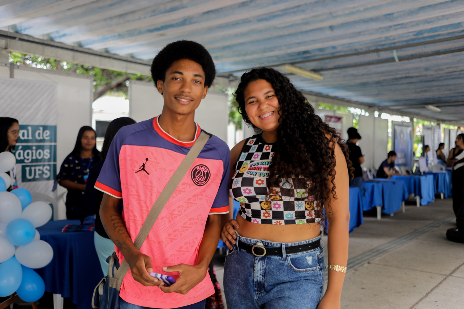Alex Santos e Jane Karla são calouros do curso de Letras Português-Inglês. (foto: Elisa Lemos/Ascom UFS)